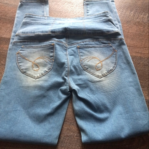 YMI Wanna betta shape size 7 jeans medium wash. High rise - Picture 2 of 3